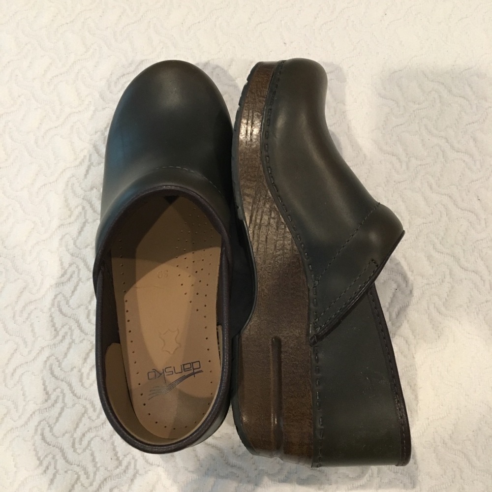Dansko women’s olive size 8 1/2 never worn